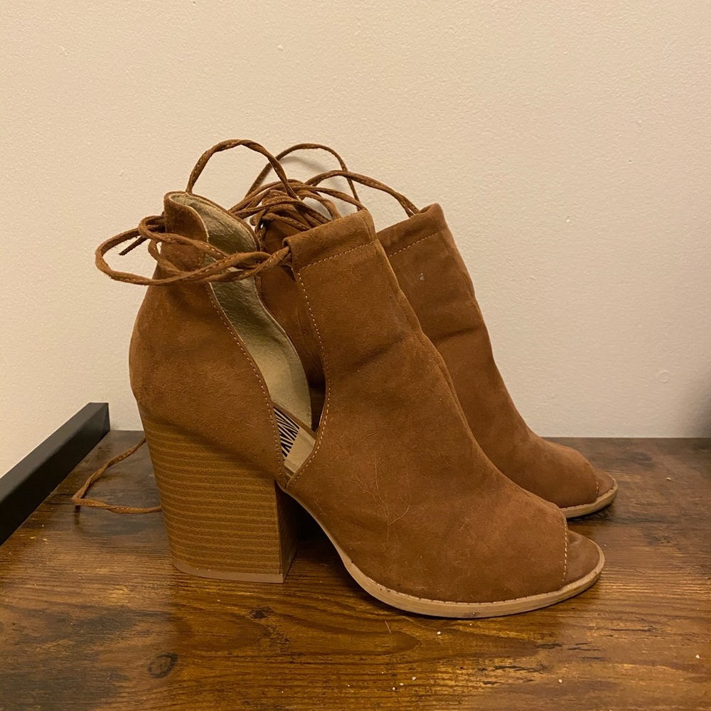 CHIC CUTE BLOCK HEEL SANDAL!